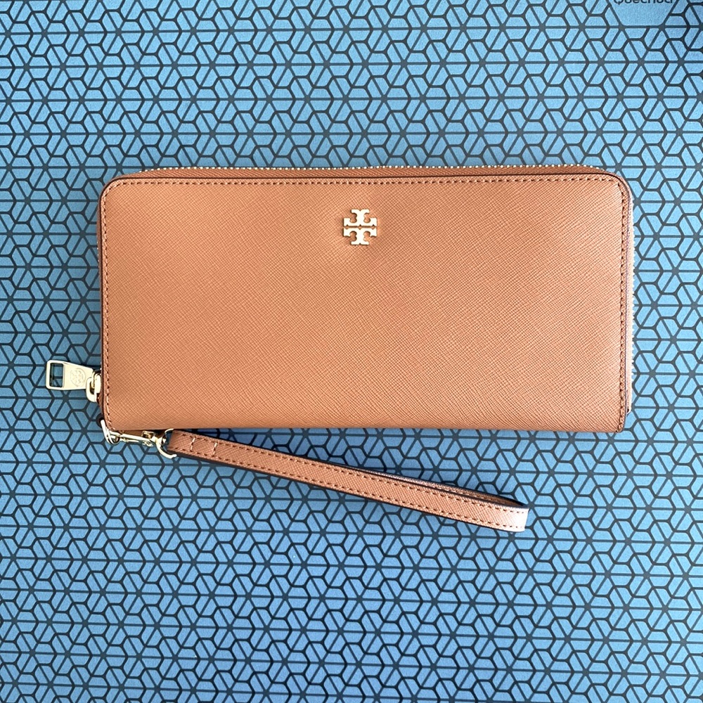 TORY BURCH Robinson Zip Continental Brown Wallet